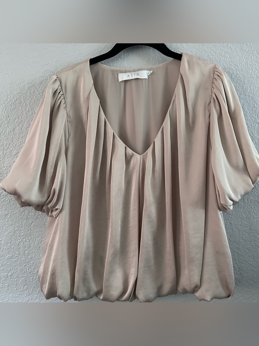 ASTR The Label Champagne Satin Puff Sleeve Bubble Hem Blouse L